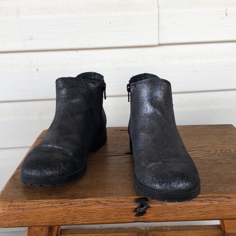 Girls bootie shimmery black.